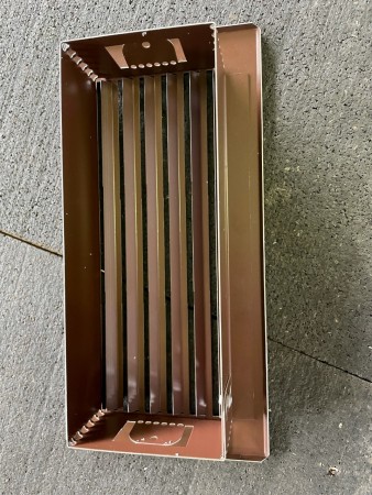 Mřížka s vysekanou lamelou z hnědého plechu s přírubou do potrubí 220x90 mm